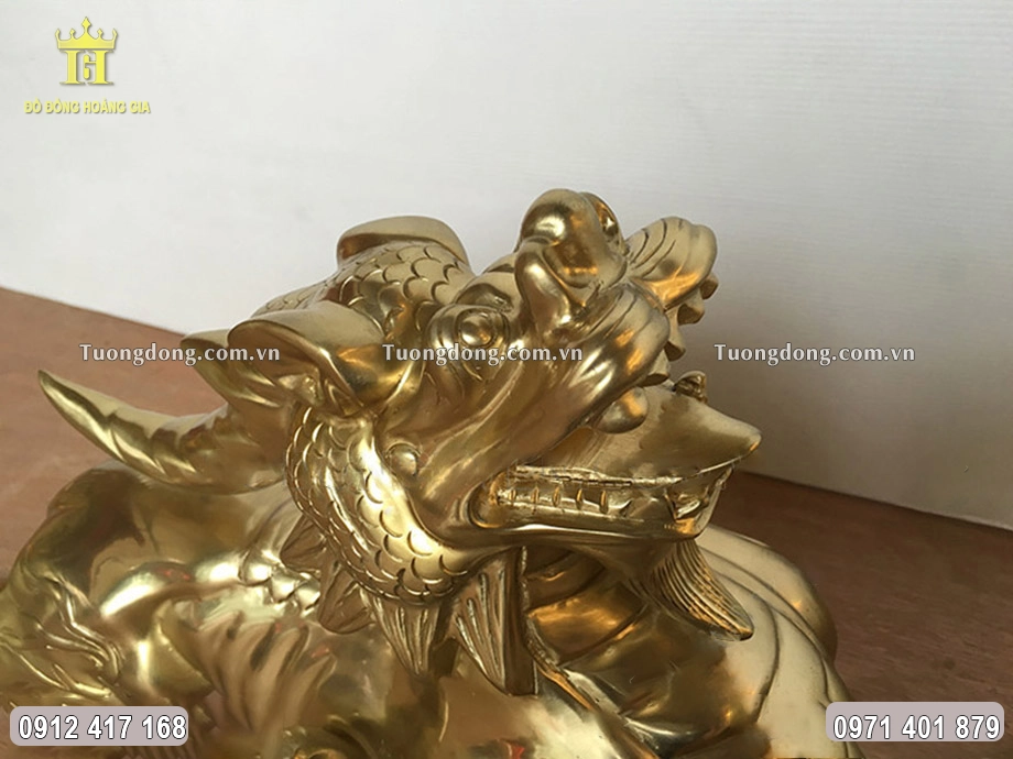 Từng họa tiết hoa văn được chạm khắc sắc nét